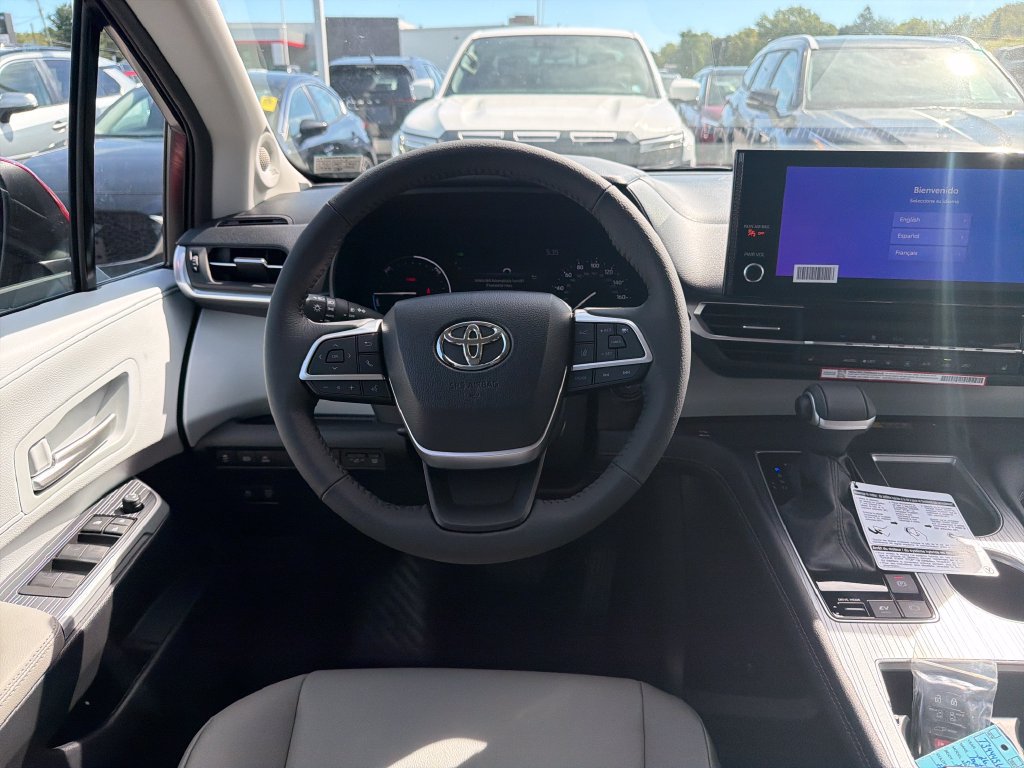 Used 2026 Toyota Sienna XLE FWD image 18