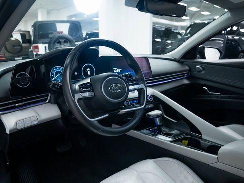 Used 2021 Hyundai Elantra Limited image 19