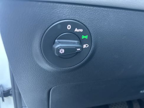 Used 2024 Volkswagen Taos SE image 32