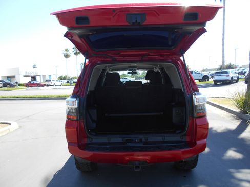 Used 2018 Toyota 4Runner SR5 AWD/4WD image 5