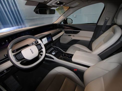 Used 2025 Lincoln Nautilus Premier image 2