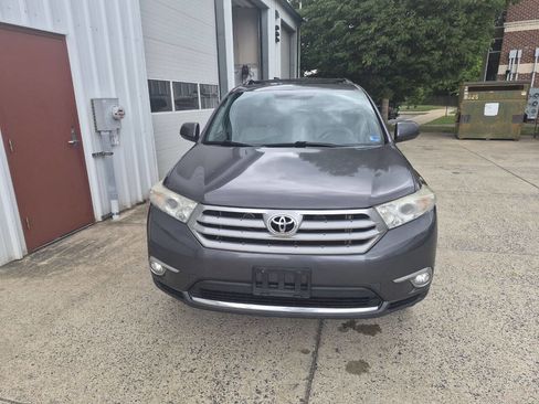 Used 2011 Toyota Highlander SE w/ Tow Pkg AWD/4WD image 2