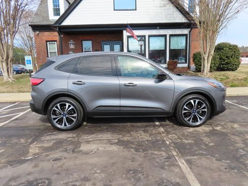 Used 2022 Ford Escape SE w/ SE Sport Appearance Package image 9