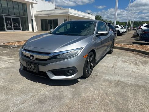Used 2018 Honda Civic Touring image 1