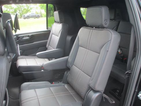 Used 2025 Chevrolet Suburban High Country AWD/4WD image 24