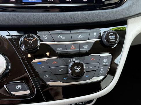 Used 2023 Chrysler Pacifica Touring-L FWD image 28