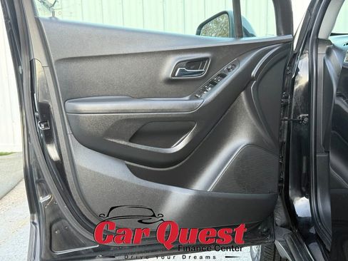 Used 2019 Chevrolet Trax LT w/ LT Convenience Package image 11