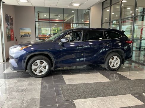 Used 2021 Toyota Highlander LE AWD/4WD image 3