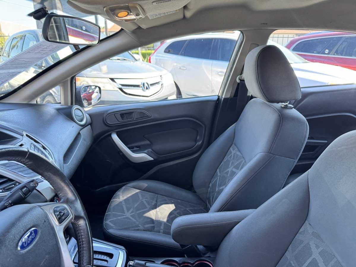 Used 2013 Ford Fiesta SE FWD image 31