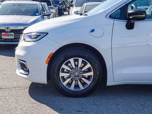 Certified 2024 Chrysler Pacifica Select image 9