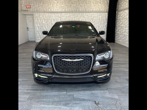 Used 2018 Chrysler 300 S w/ 300S Premium Group 2 RWD image 2