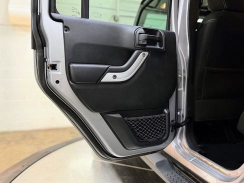 Used 2018 Jeep Wrangler Unlimited Sahara image 15