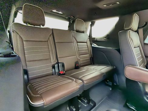 Used 2025 GMC Yukon Denali Ultimate AWD/4WD image 22