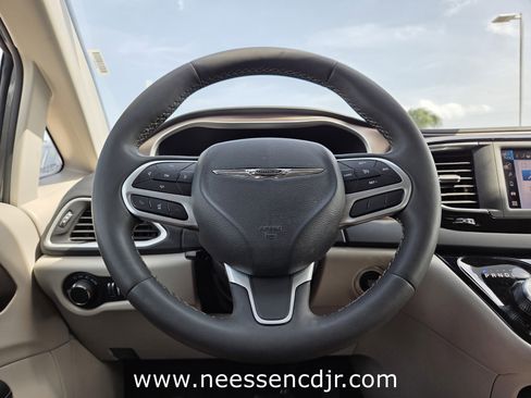 Used 2023 Chrysler Voyager LX image 11