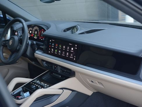 Certified 2025 Porsche Cayenne E-Hybrid Coupe AWD/4WD image 19