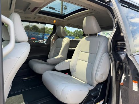 Used 2017 Toyota Sienna AWD image 20