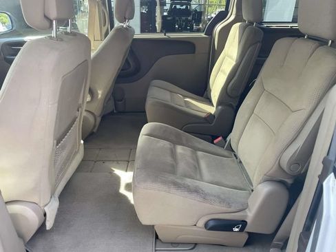 Used 2014 Chrysler Town & Country Touring FWD image 11