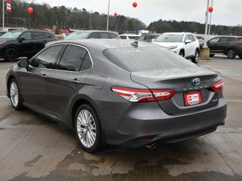 Used 2020 Toyota Camry XLE image 3