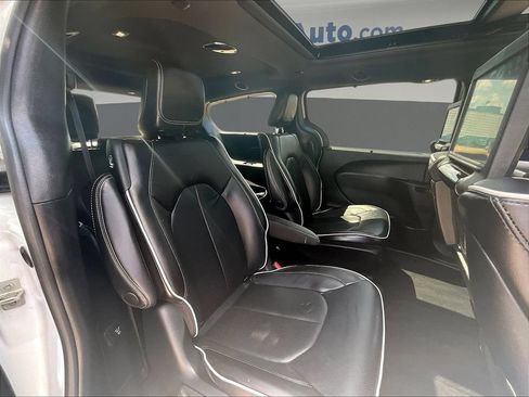 Used 2023 Chrysler Pacifica Limited w/ Uconnect Theater Family Group FWD image 28