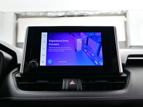 Used 2025 Toyota RAV4 XLE AWD/4WD image 19