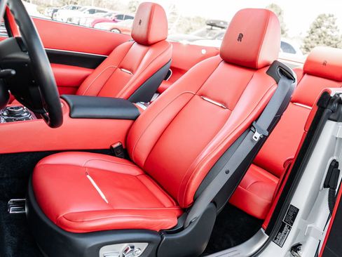 Used 2018 Rolls-Royce Dawn RWD image 27