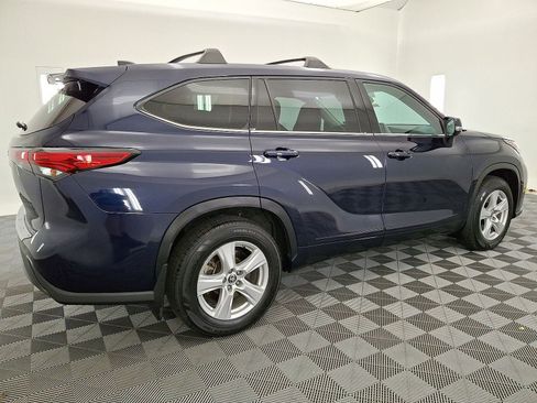 Used 2022 Toyota Highlander LE AWD/4WD image 17