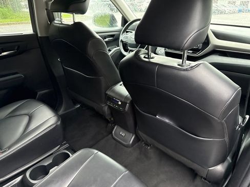 Used 2022 Toyota Highlander XLE FWD image 13