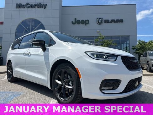 New 2025 Chrysler Pacifica Limited w/ Uconnect Theater Family Group image 1