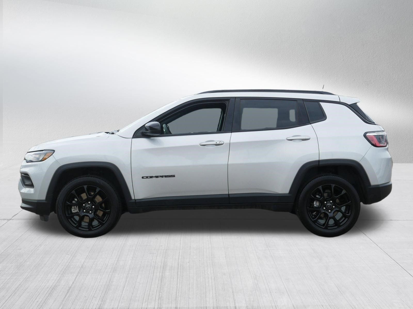 Used 2025 Jeep Compass Latitude w/ Convenience Group AWD/4WD image 4