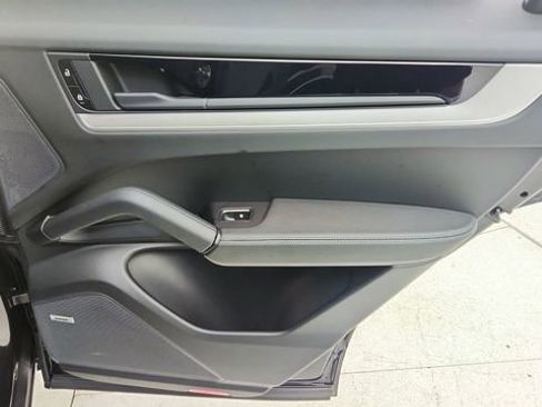 Used 2025 Porsche Cayenne w/ Premium Package image 27