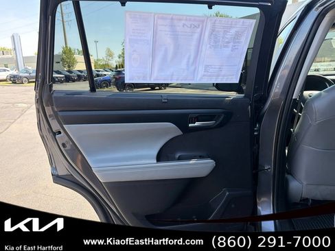 Used 2023 Toyota Highlander XLE AWD/4WD image 18