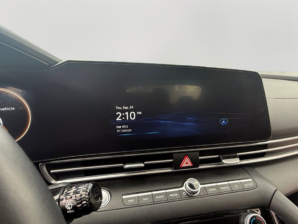 Used 2025 Hyundai Elantra SEL FWD image 15
