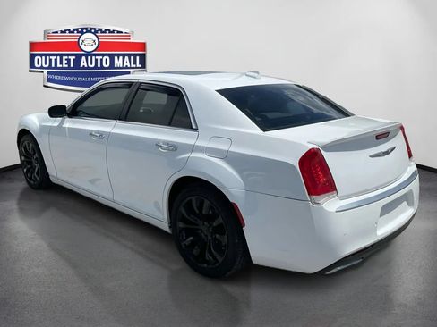 Used 2017 Chrysler 300 C RWD image 5