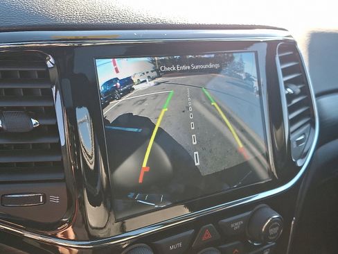 Used 2022 Jeep Grand Cherokee Laredo X image 19