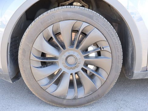 Used 2023 Tesla Model Y Long Range AWD/4WD image 28