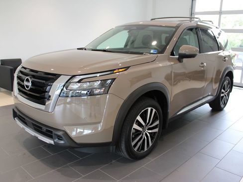 Used 2025 Nissan Pathfinder Platinum AWD/4WD image 12