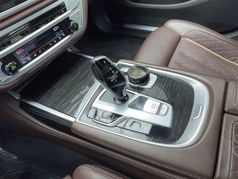 Used 2022 BMW 750i xDrive w/ Luxury Rear Seating Package image 30