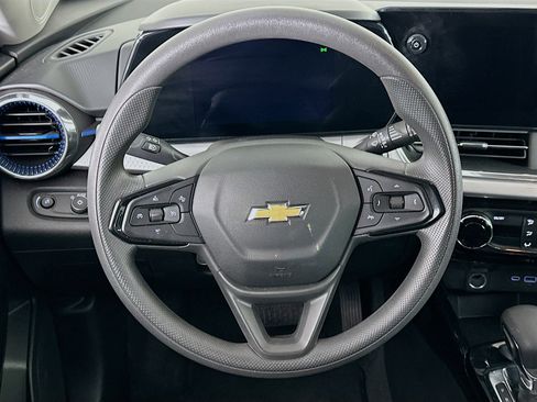 Used 2025 Chevrolet Trax LT FWD image 18