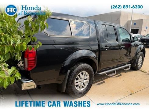 Used 2018 Nissan Frontier SV AWD/4WD image 2