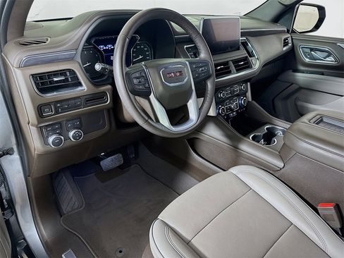 Used 2021 GMC Yukon XL SLT w/ SLT Premium Package image 7