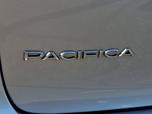 Used 2023 Chrysler Pacifica Touring-L FWD image 30