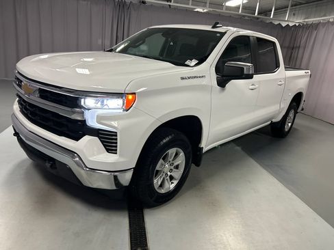 Used 2022 Chevrolet Silverado 1500 LT AWD/4WD image 3