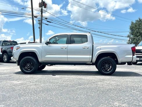Used 2022 Toyota Tacoma SR5 w/ Technology Package RWD image 2