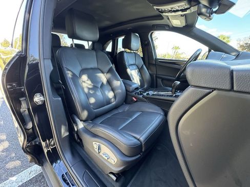 Certified 2022 Porsche Macan image 29