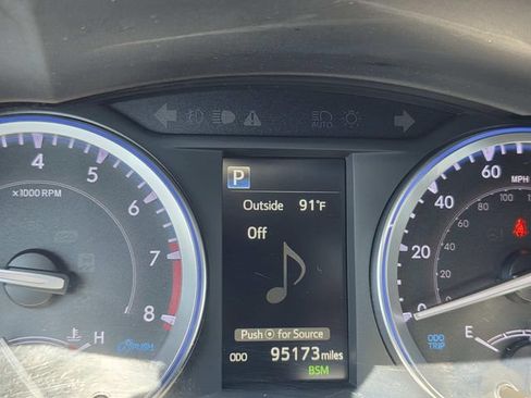 Used 2019 Toyota Highlander XLE AWD/4WD image 14