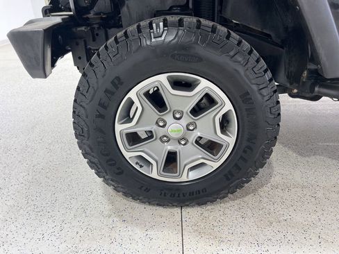 Used 2015 Jeep Wrangler Unlimited Rubicon w/ Connectivity Group image 27