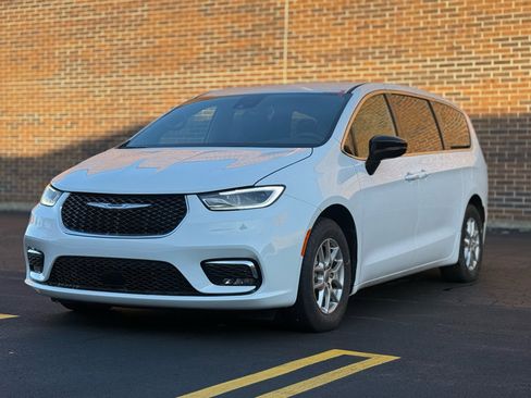 Used 2025 Chrysler Pacifica Select image 3