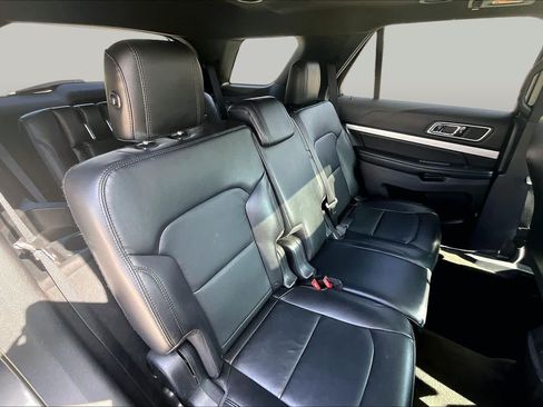 Used 2017 Ford Explorer XLT w/ Equipment Group 202A AWD/4WD image 19