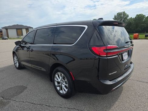 Used 2024 Chrysler Pacifica Touring-L AWD/4WD image 11