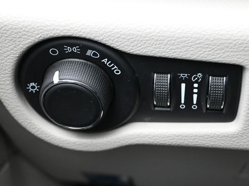 Used 2022 Chrysler Voyager LX FWD image 26